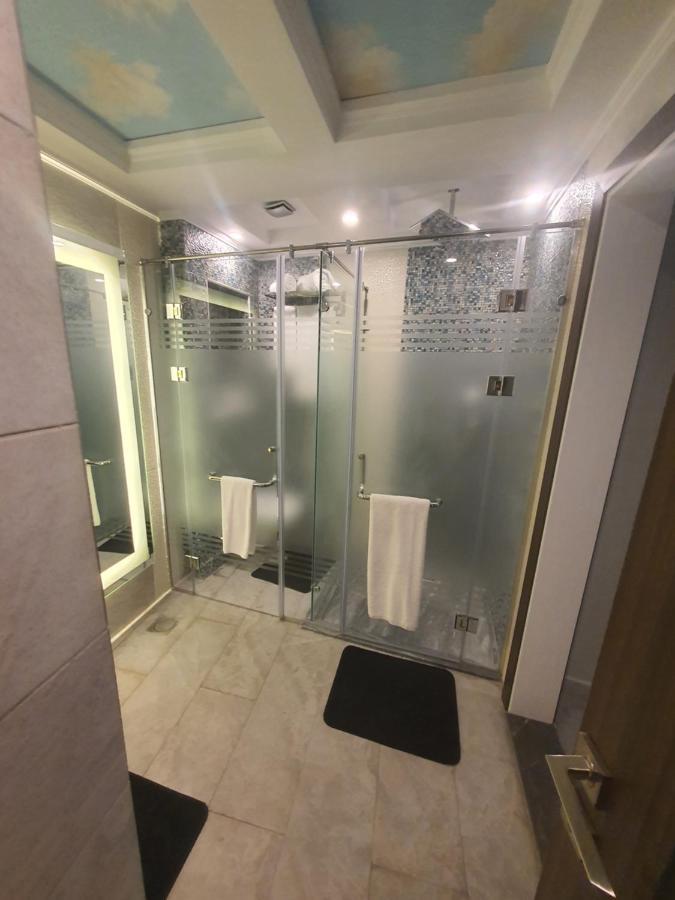 Fleet Club Mahrousa Alexandria Ngoại thất bức ảnh A shower with a sliding door
