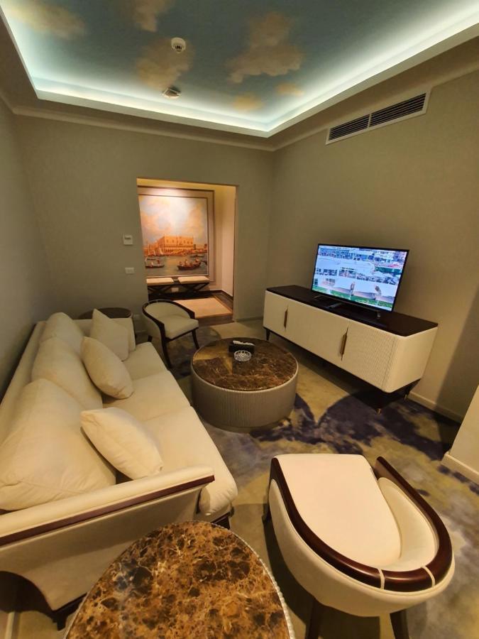 Fleet Club Mahrousa Alexandria Ngoại thất bức ảnh A living room in a suite at the hotel